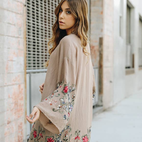 Chic Full-Length Flower Kimono - Versatile Layering Piece 🌼